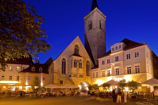 Ägidienkirche mit einem bei Nacht und historische Architektur