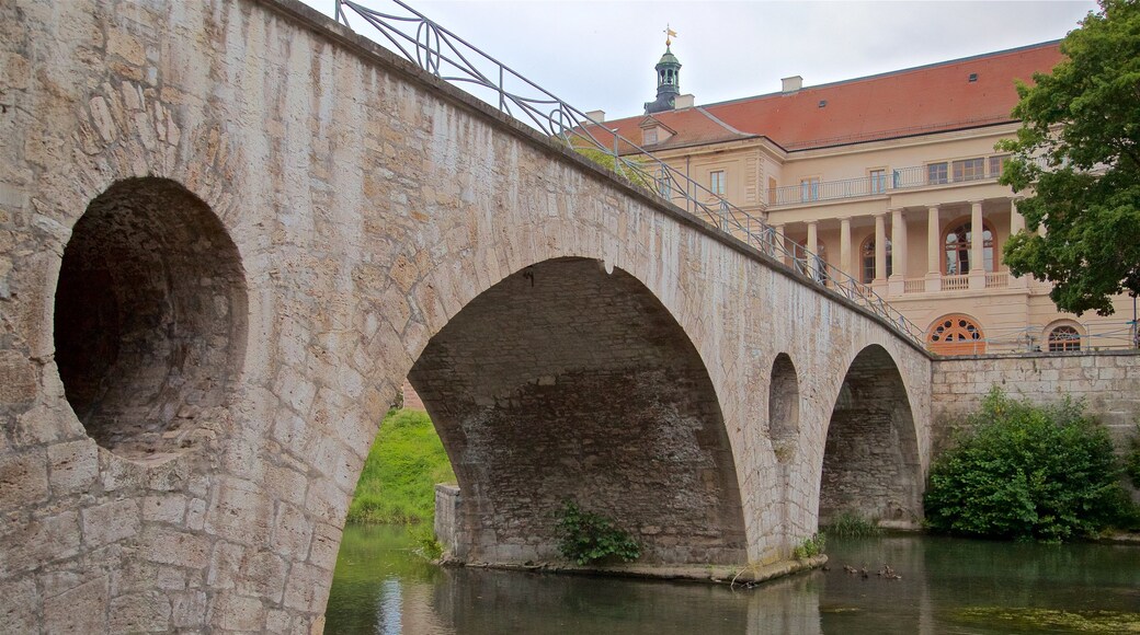 Park an der Ilm som viser kulturarvsgenstande, en flod eller et vandløb og en bro