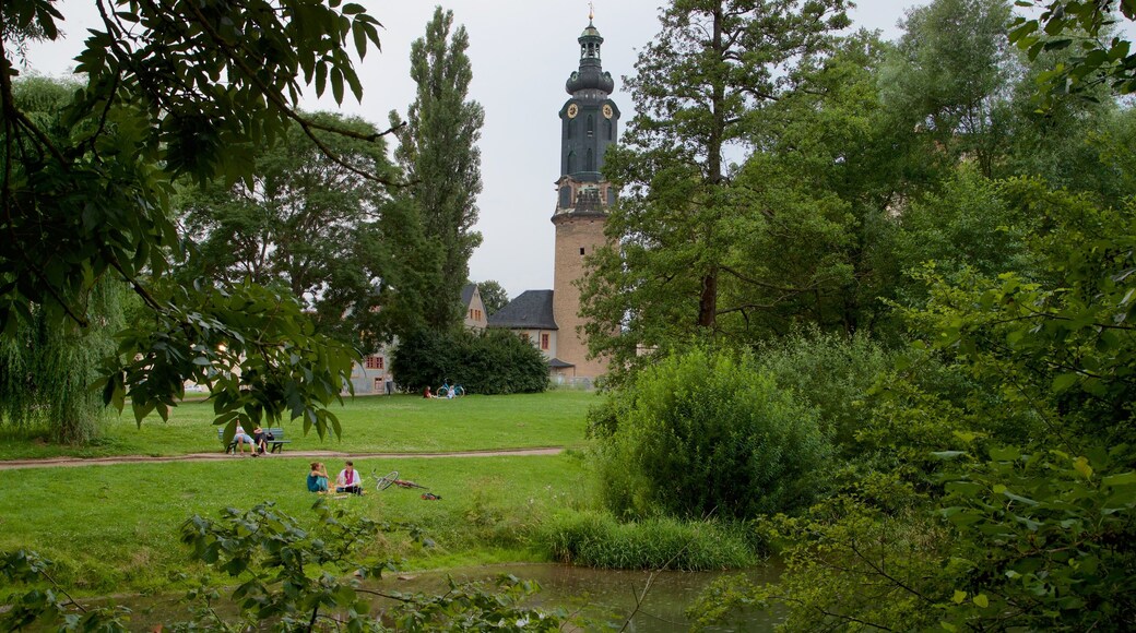 Park an der Ilm showing a park and heritage elements as well as a couple