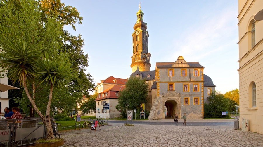 Schlossmuseum mostrando arquitectura patrimonial, un atardecer y imágenes de calles