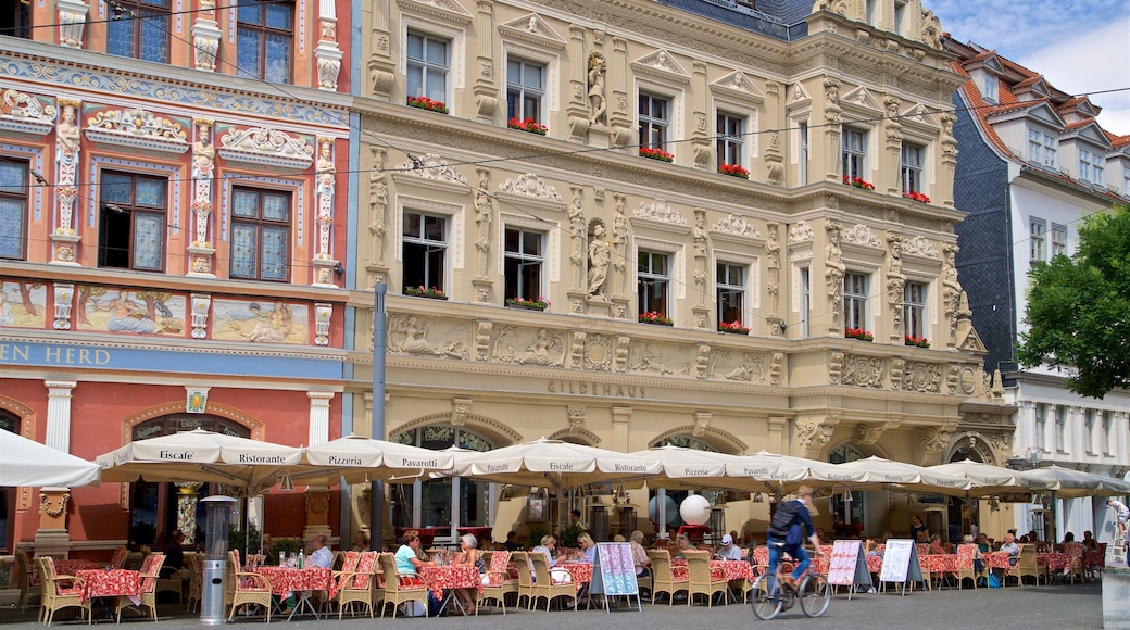 Gildehaus das einen Essen im Freien und Geschichtliches sowie kleine Menschengruppe