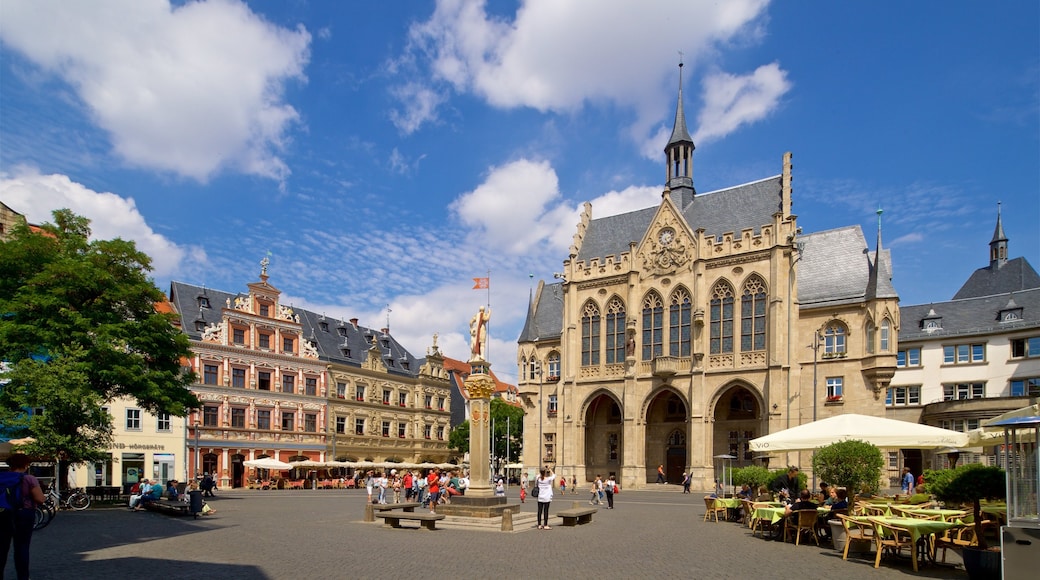 Rathaus showing a statue or sculpture, a square or plaza and street scenes