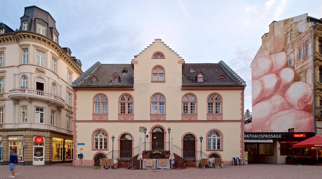 Marktbrunnen showing outdoor art and heritage architecture