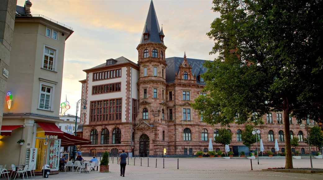 Neues Rathaus bevat historische architectuur, een stad en historisch erfgoed