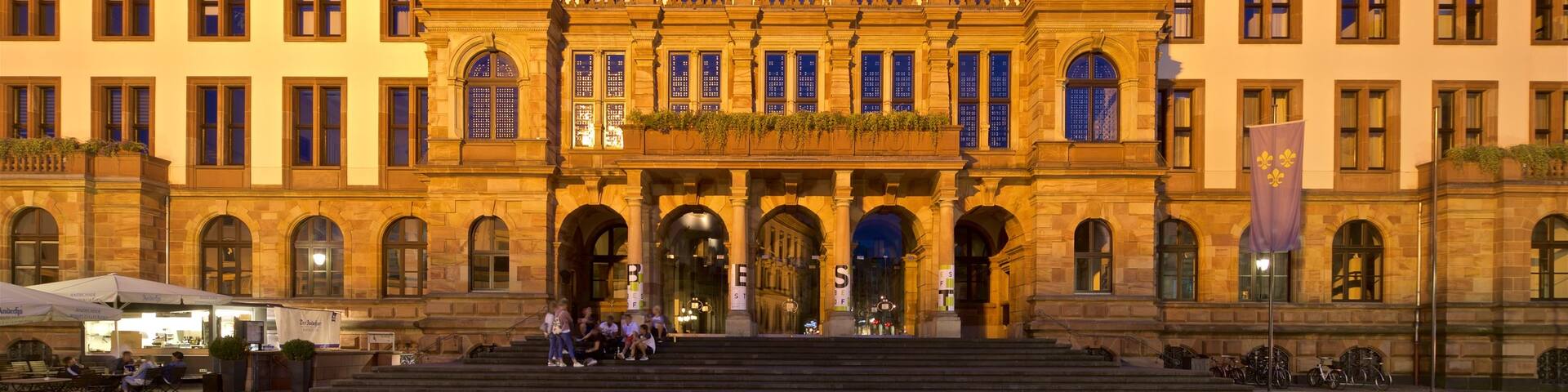 Neues Rathaus featuring heritage architecture