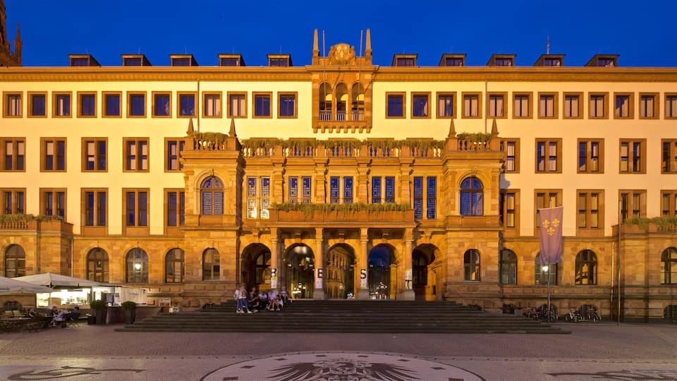 Neues Rathaus featuring heritage architecture