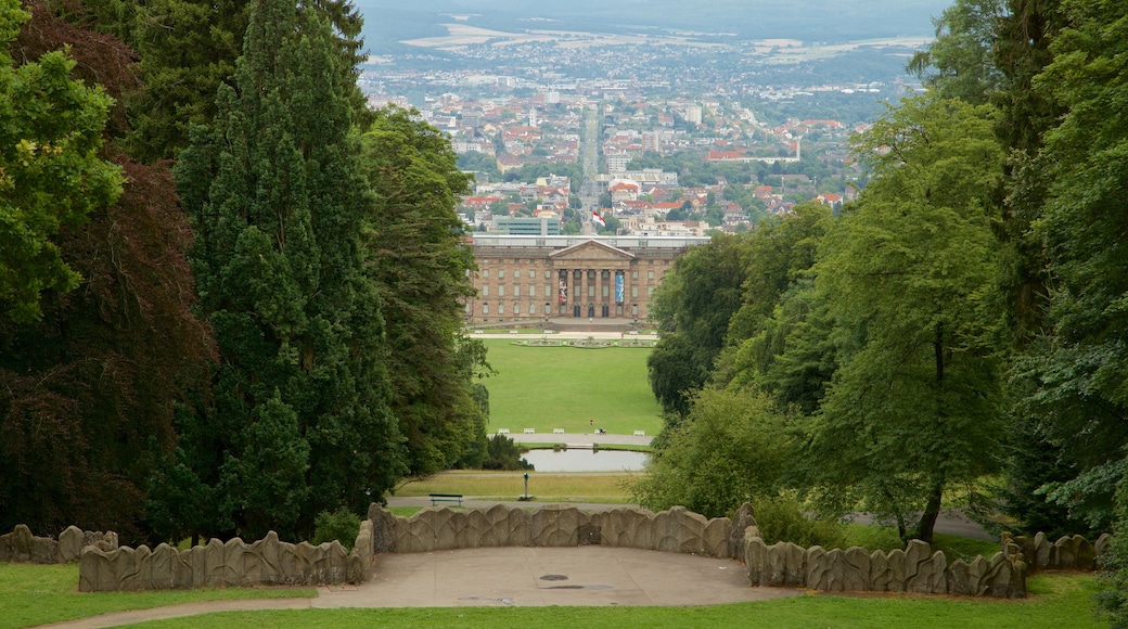 Bergpark Wilhelmshoehe toont een stad, een park en historische architectuur