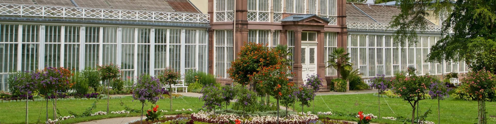 Bergpark Wilhelmshoehe which includes a garden, heritage architecture and flowers