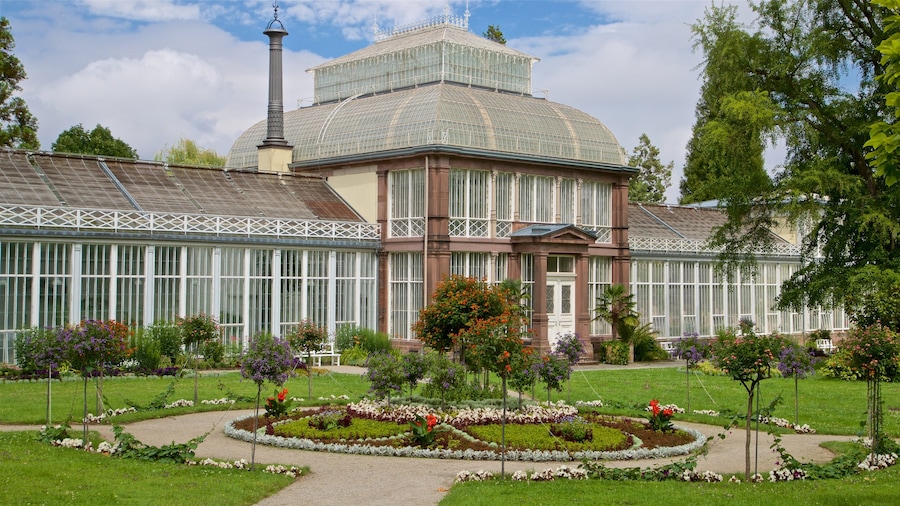 Bergpark Wilhelmshoehe ofreciendo flores, patrimonio de arquitectura y un jardín