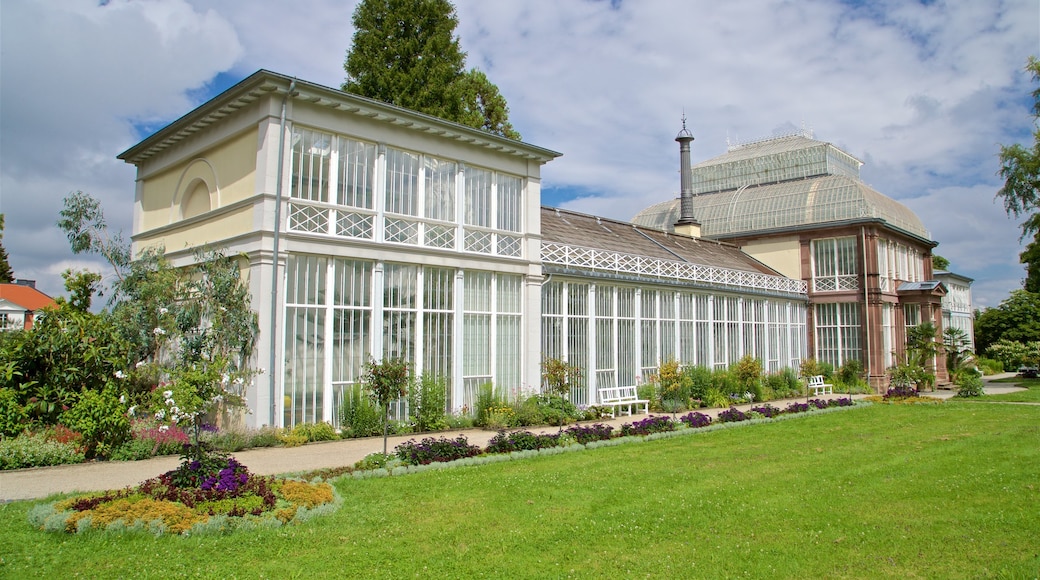 Bergpark Wilhelmshoehe og byder på historiske bygningsværker, blomster og en have