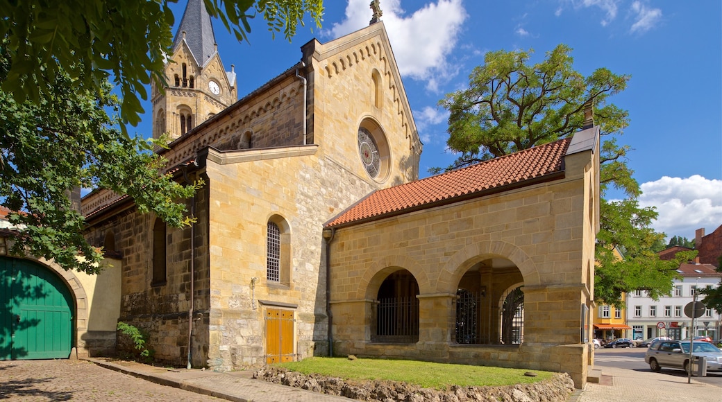 Nikolai Church Eisenach som inkluderar historisk arkitektur och en kyrka eller katedral