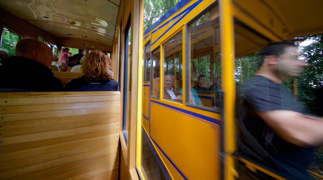 Nerobergbahn som inkluderer jernbaneelementer i tillegg til en liten gruppe med mennesker