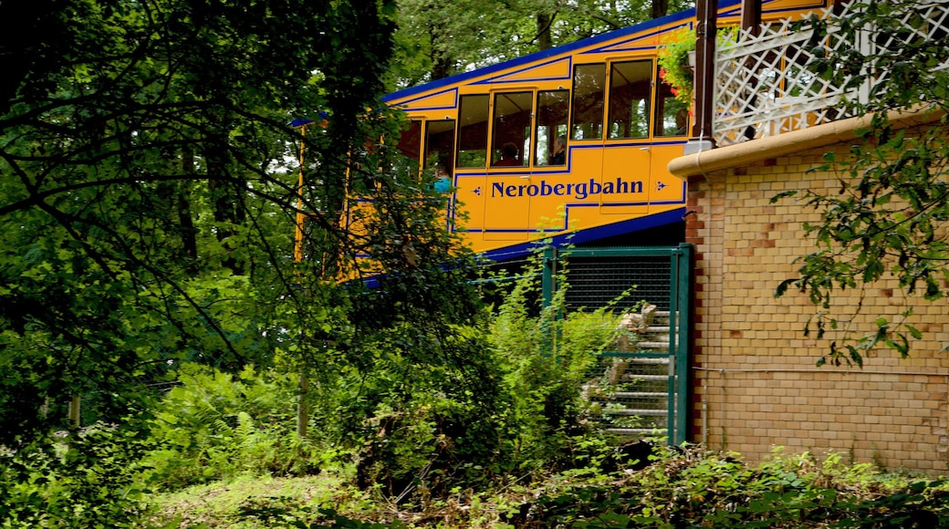 Nerobergbahn fasiliteter samt jernbaneelementer og skilt