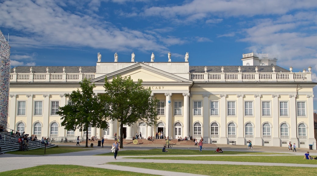 Kassel mostrando architettura d\'epoca, strade e giardino