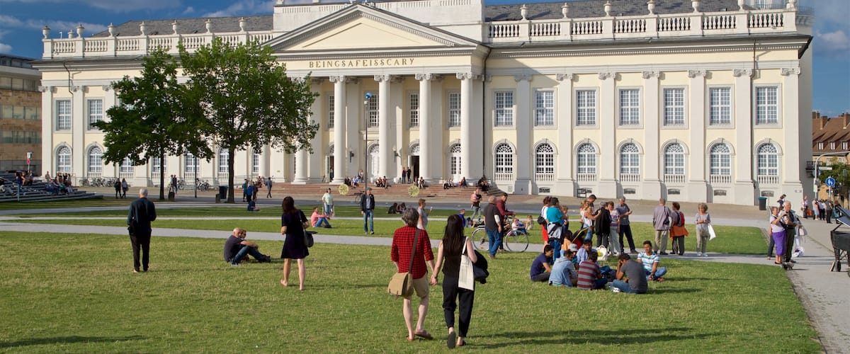 Kassel mit einem Park, Straßenszenen und historische Architektur