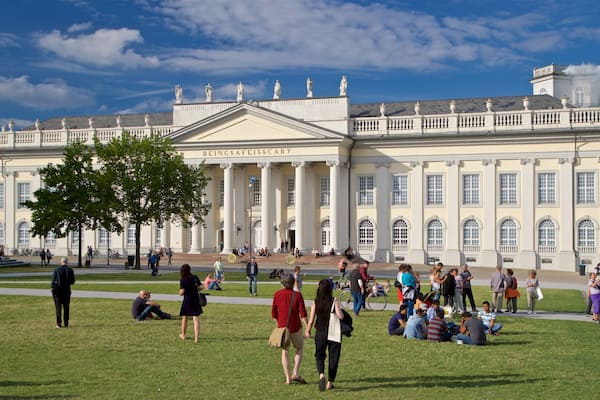 Kassel montrant parc, scènes de rue et patrimoine architectural