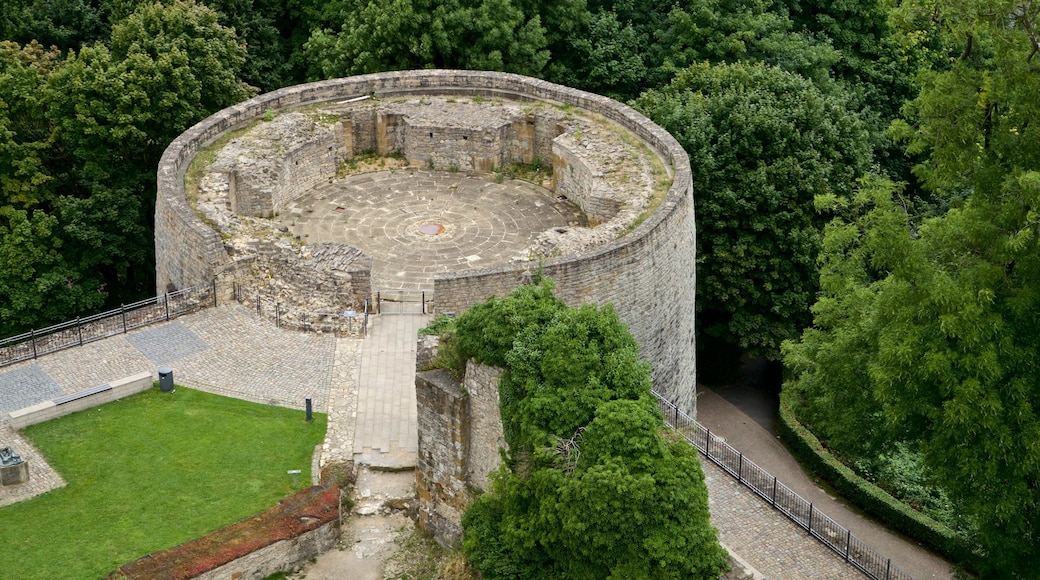 Burg Sparrenberg som viser kulturarvsgenstande og et slot