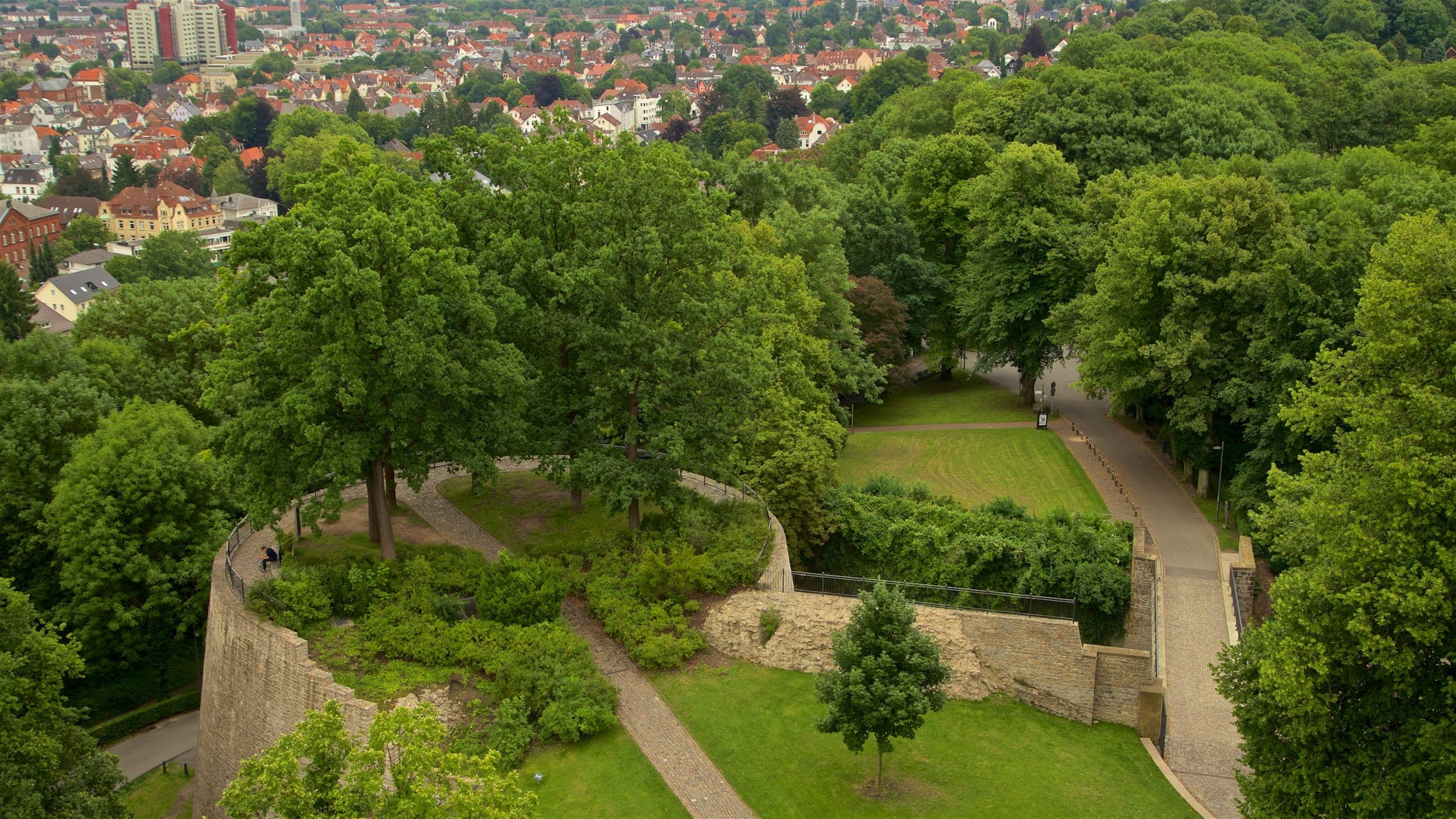 Burg Sparrenberg bevat een stad, een tuin en landschappen