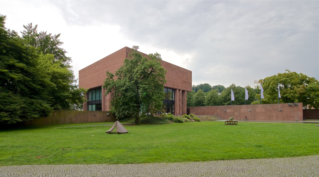 Kunsthalle Bielefeld showing a garden