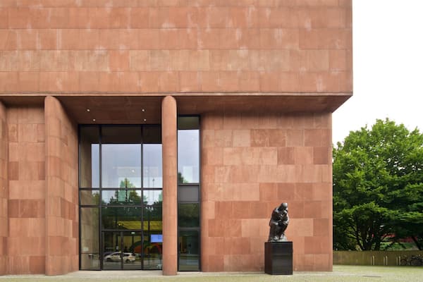Musée d\'art de Bielefeld montrant statue ou sculpture