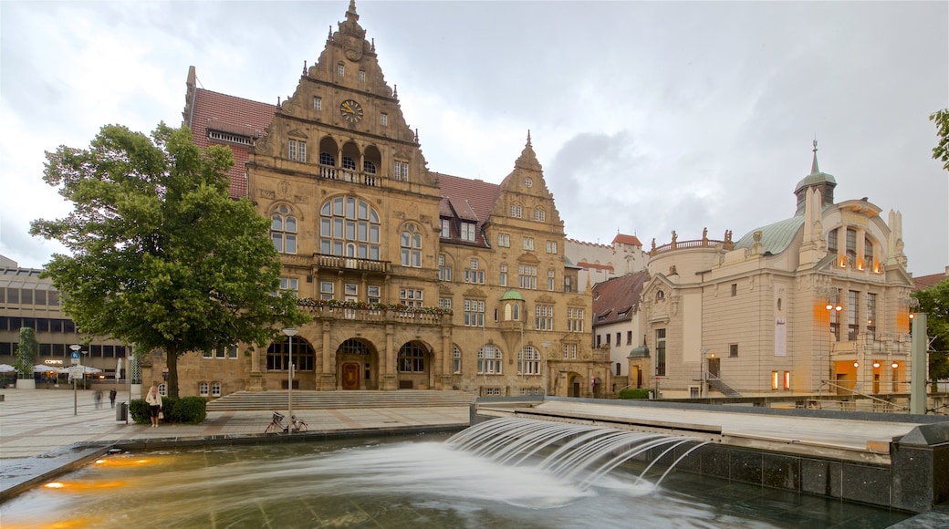 Altes Rathaus mit einem historische Architektur und Springbrunnen