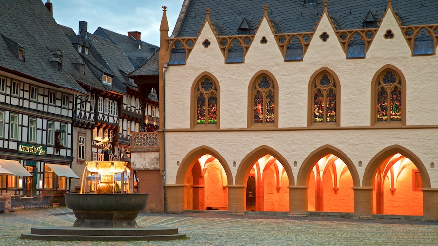 Goslar som visar en stad, en fontÀn och historiska element