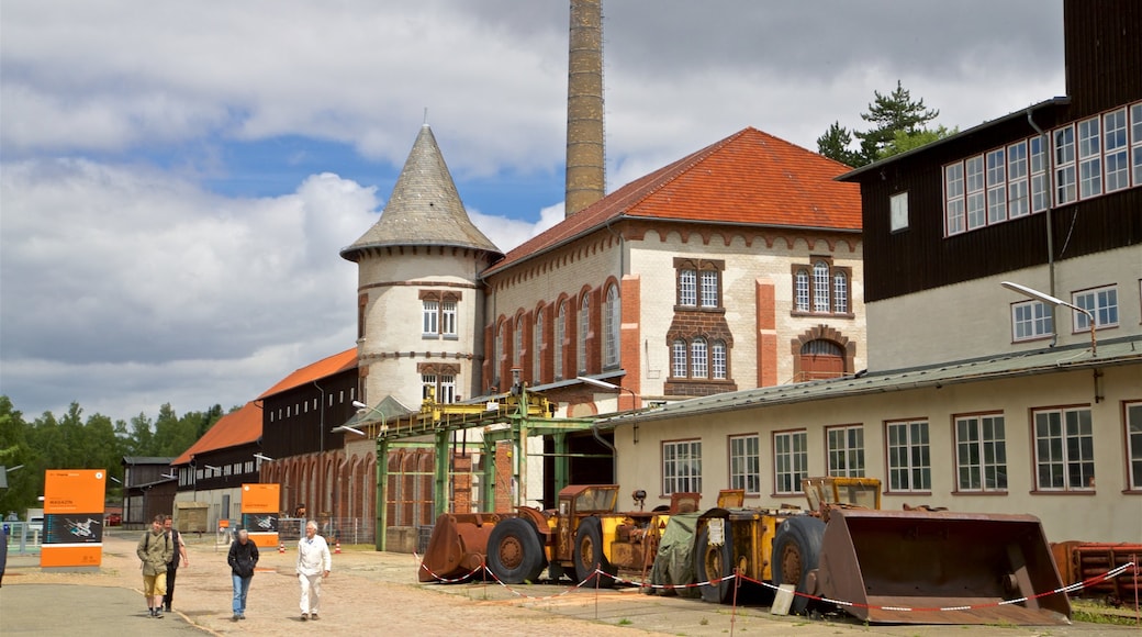 Rammelsberg Mine and Mining Museum que inclui elementos de patrimĂŽnio e cenas de rua assim como um pequeno grupo de pessoas