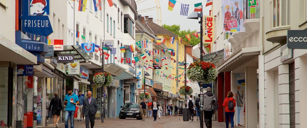 Paderborn ofreciendo escenas urbanas y también un pequeño grupo de personas