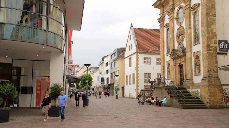Paderborn ofreciendo escenas urbanas y elementos del patrimonio y también una pareja