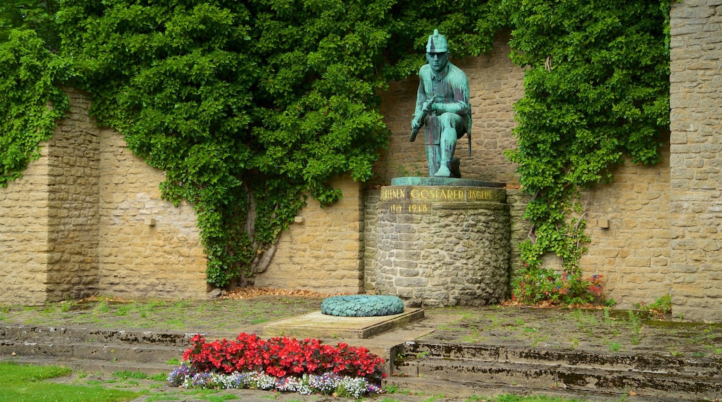 Goslars gamle bydel som omfatter blomster og en statue eller en skulptur