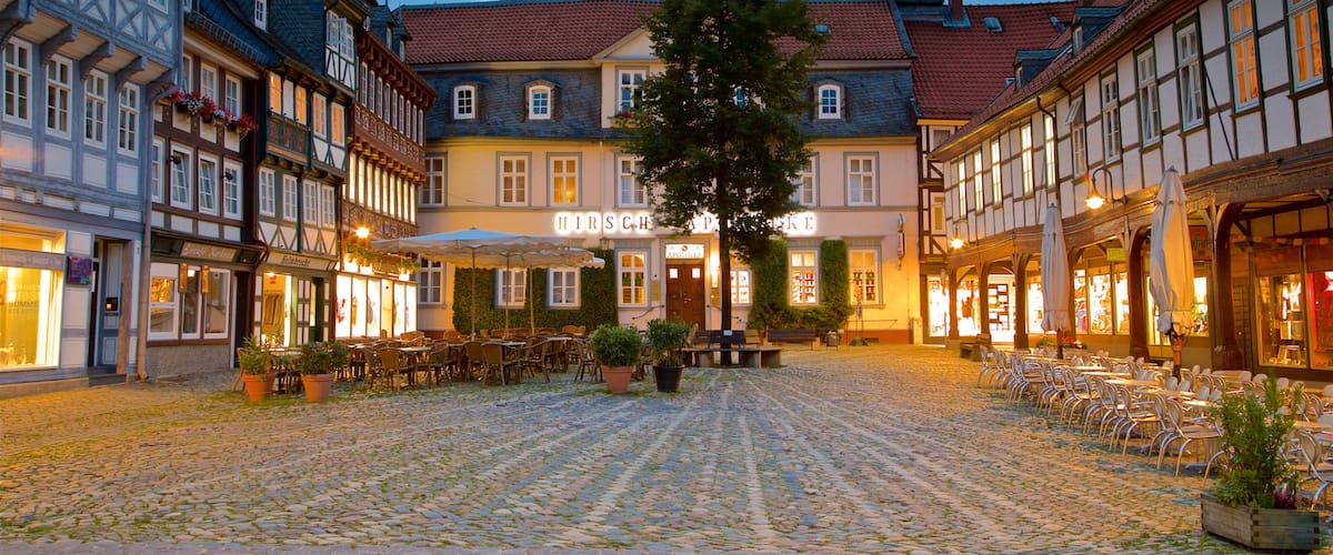 Casco antiguo de Goslar mostrando elementos del patrimonio, un parque o plaza y escenas nocturnas