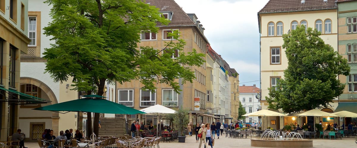 Altmarkt mit einem Straßenszenen und Platz oder Plaza sowie Paar