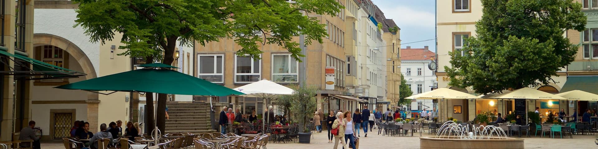 Altmarkt mit einem Straßenszenen und Platz oder Plaza sowie Paar