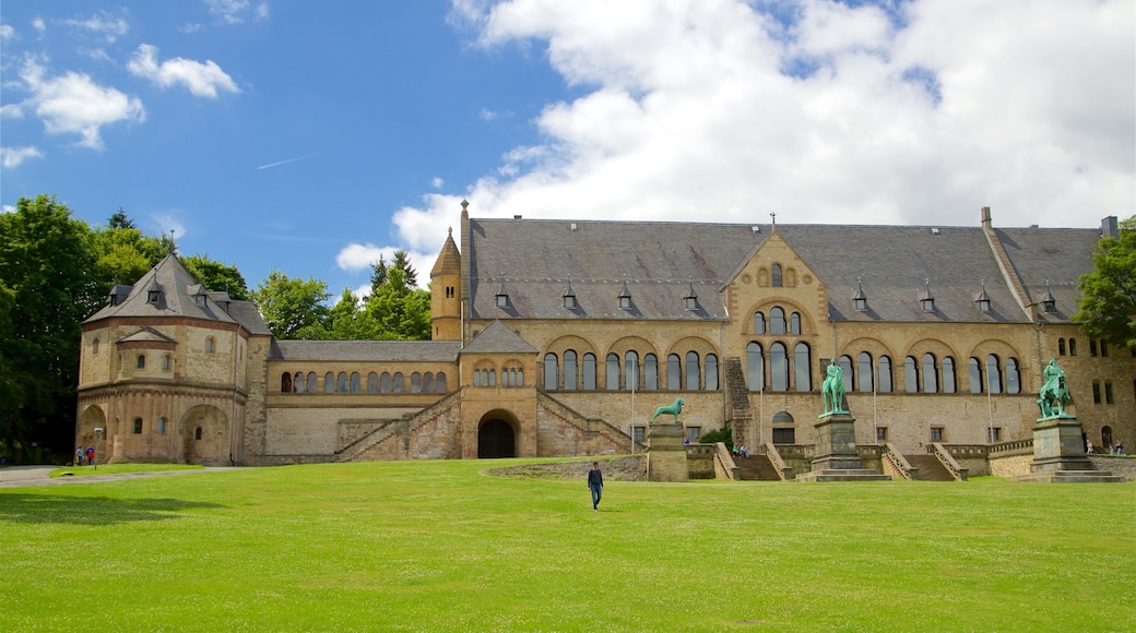 Kaiserpfalz Goslar johon kuuluu vanha arkkitehtuuri, puutarha ja patsas tai veistos