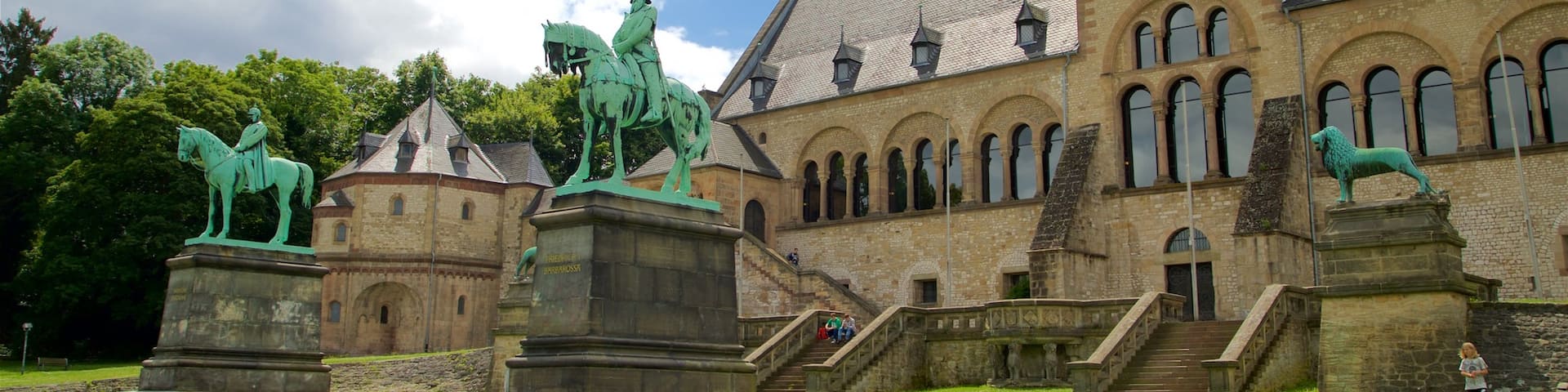 Palais impérial de Goslar qui includes patrimoine architectural, statue ou sculpture et jardin