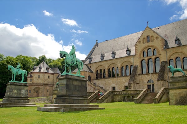 Palais impérial de Goslar qui includes patrimoine architectural, statue ou sculpture et jardin