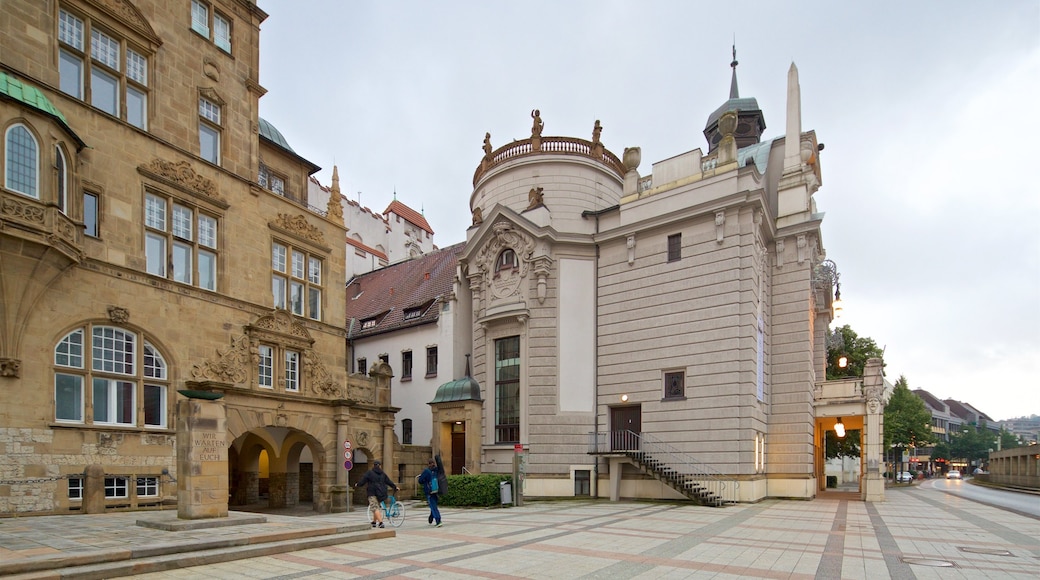 Theater Bielefeld welches beinhaltet Straßenszenen und historische Architektur sowie Paar