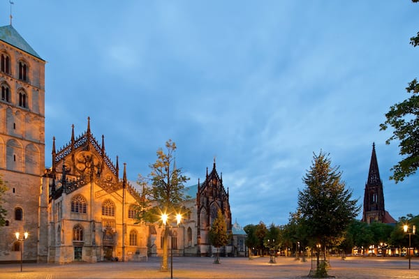Cathédrale de Münster montrant square ou place, église ou cathédrale et scènes de nuit
