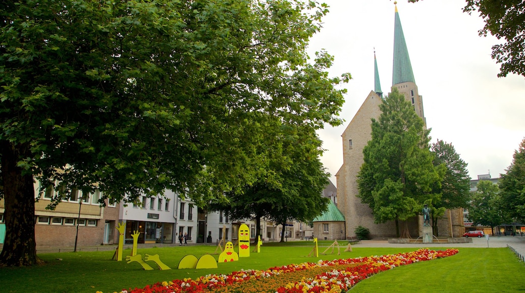 Ighreja de Nicolai que inclui flores, arte ao ar livre e uma igreja ou catedral