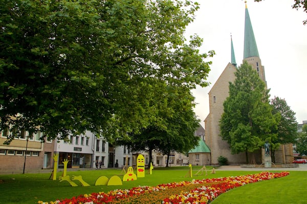 Ăglise Nicolai montrant fleurs, art en plein air et patrimoine architectural