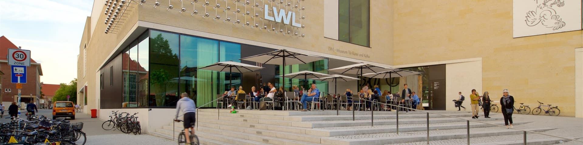 Musée de l\'art et de la civilisation de Westphalie montrant sortie au restaurant et architecture moderne aussi bien que petit groupe de personnes