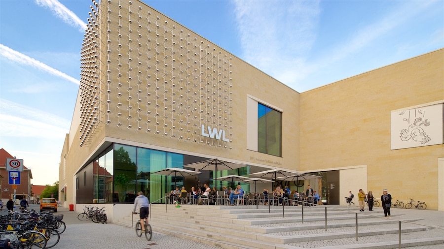 Musée de l\'art et de la civilisation de Westphalie montrant sortie au restaurant et architecture moderne aussi bien que petit groupe de personnes