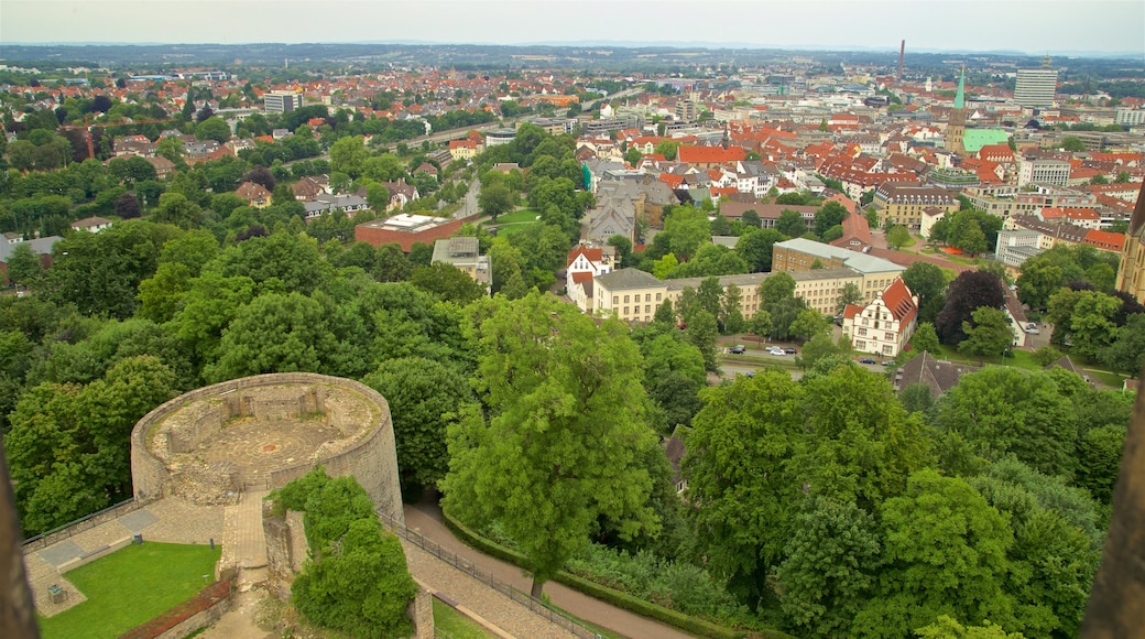 Sparrenburg caracterizando um pequeno castelo ou palĂĄcio, paisagem e uma cidade