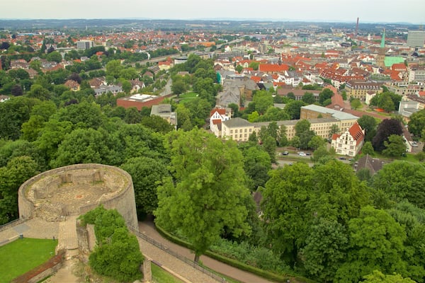 Château de Sparrenberg montrant ville, panoramas et château
