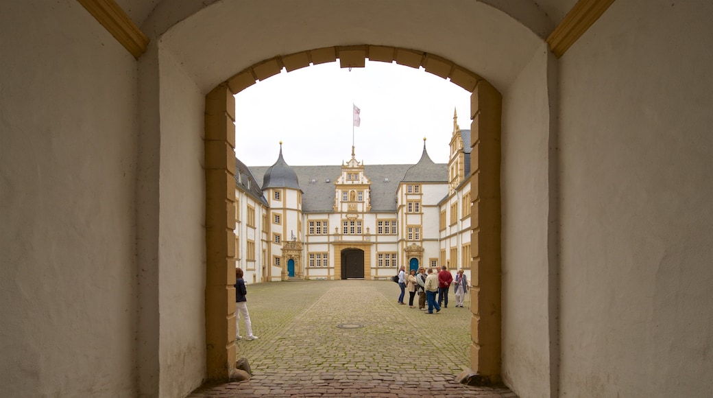 Schloss Neuhaus mit einem Straßenszenen, historische Architektur und Innenansichten