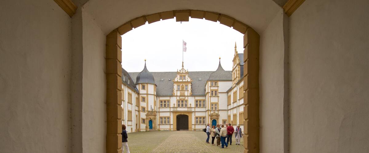 Schloss Neuhaus mit einem Straßenszenen, historische Architektur und Innenansichten