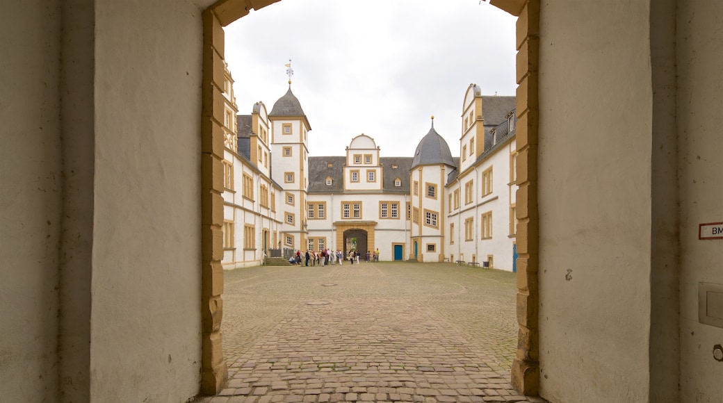 Château de Neuhaus montrant scènes de rue, patrimoine architectural et vues intérieures