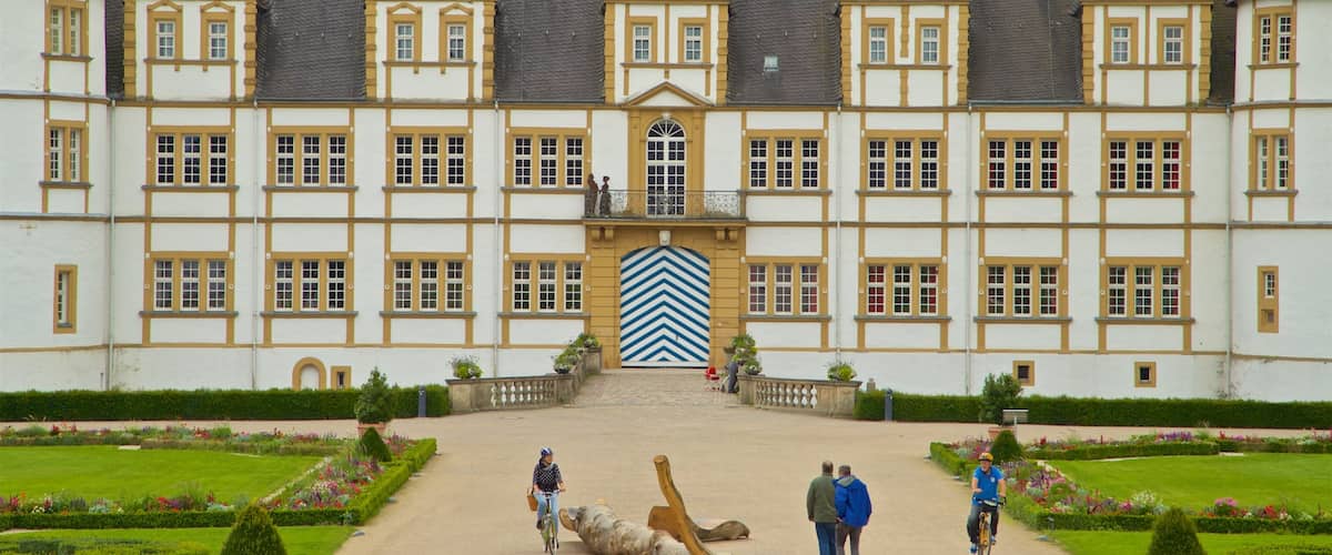 Slot Neuhaus inclusief bloemen, een tuin en historische architectuur