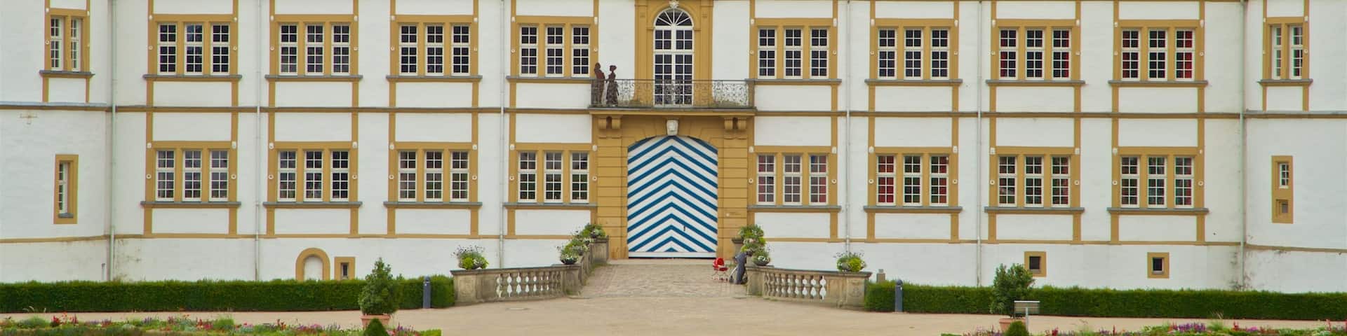 Schloss Neuhaus das einen Garten, Burg und historische Architektur