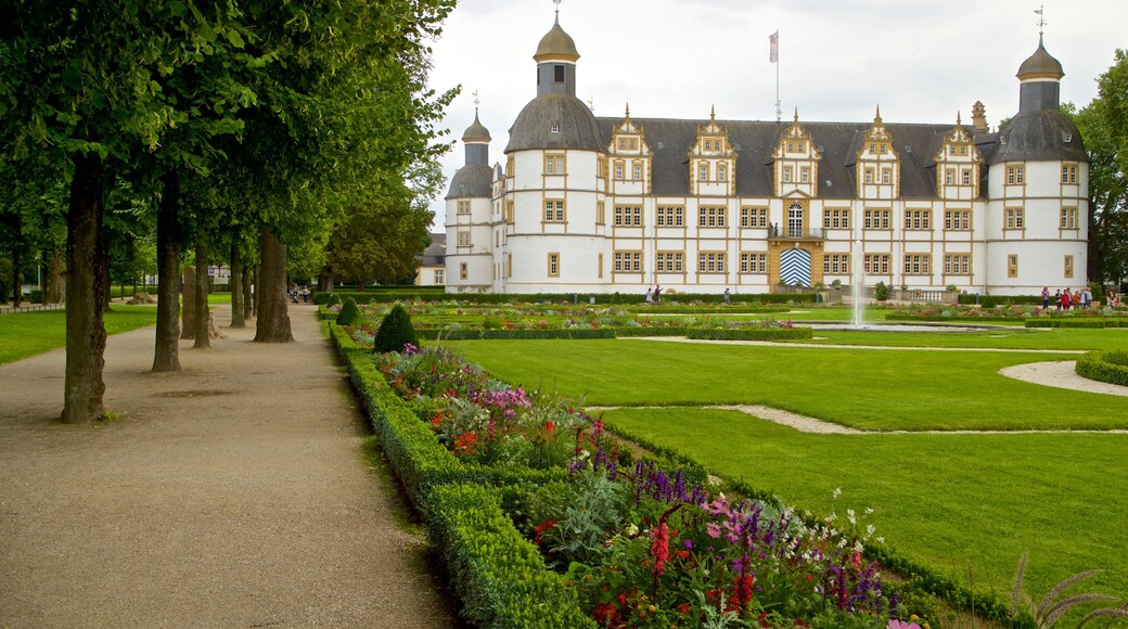 Castillo Neuhaus ofreciendo un parque, arquitectura patrimonial y una fuente